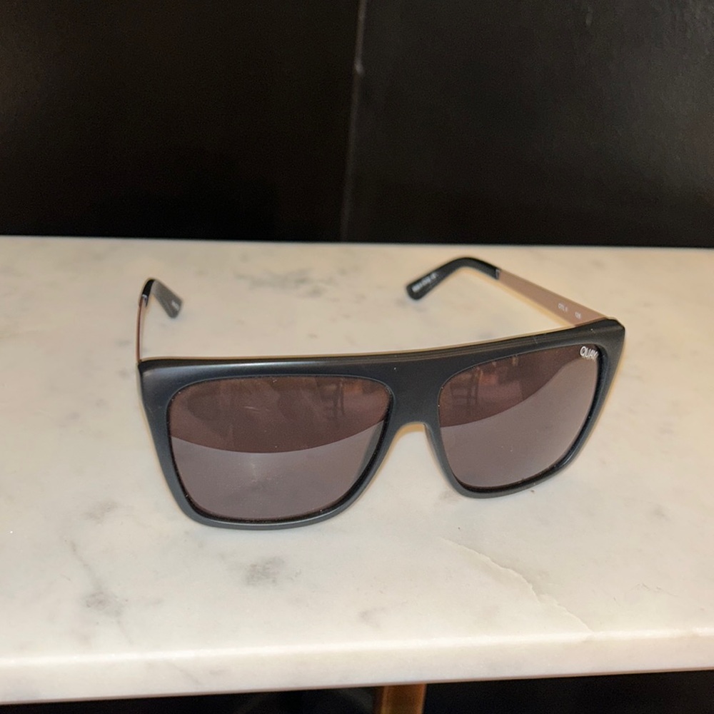 Quay x Desi OTLII black with gold sunglasses